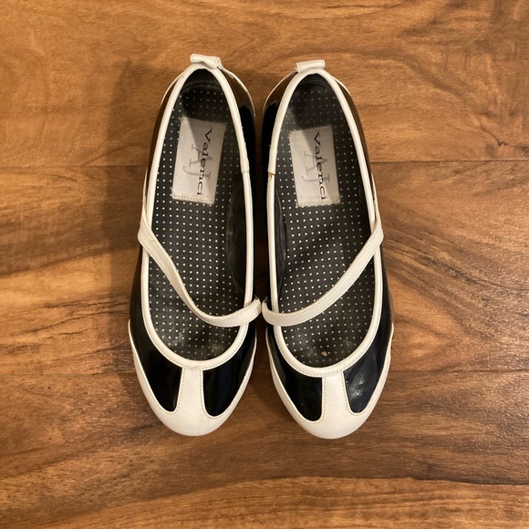 AJ Valenci flats - Picture 4 of 9